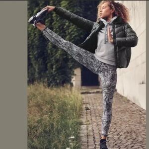 Athleta Elation Graffiti Fleur 7/8 High Waisted Yoga Leggings, Size Small